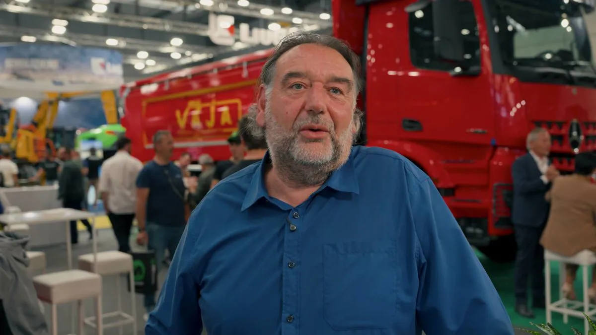 Cliente Drago S.r.l. del settore autotrasporto e demolizioni intervistato davanti a un ribaltabile