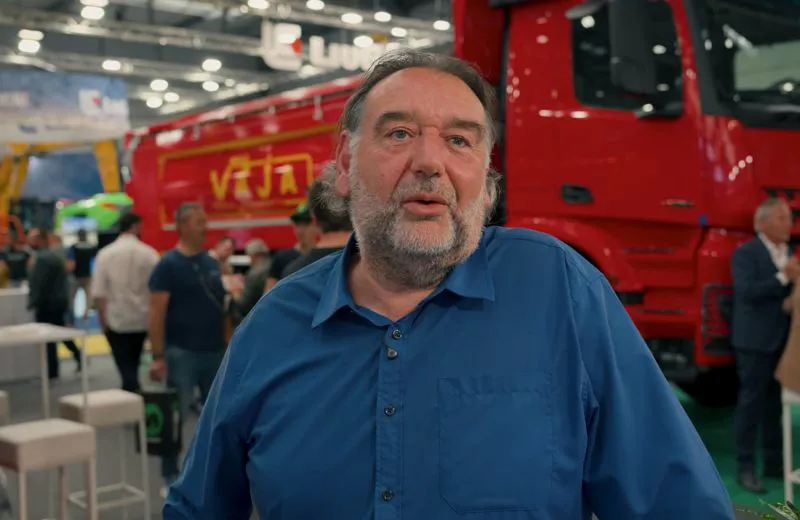 Cliente Drago S.r.l. del settore autotrasporto e demolizioni intervistato davanti a un ribaltabile