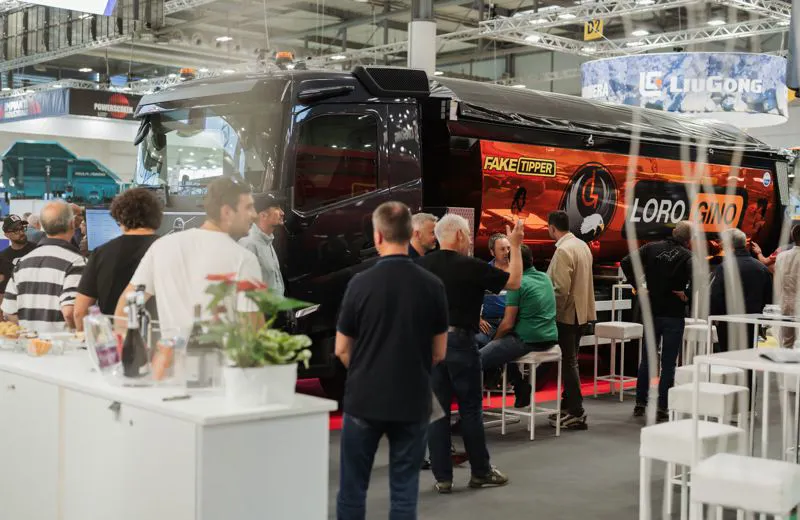 Stand Drago S.r.l. con ribaltabili e visitatori a SaMoTer 2026, Veronafiere