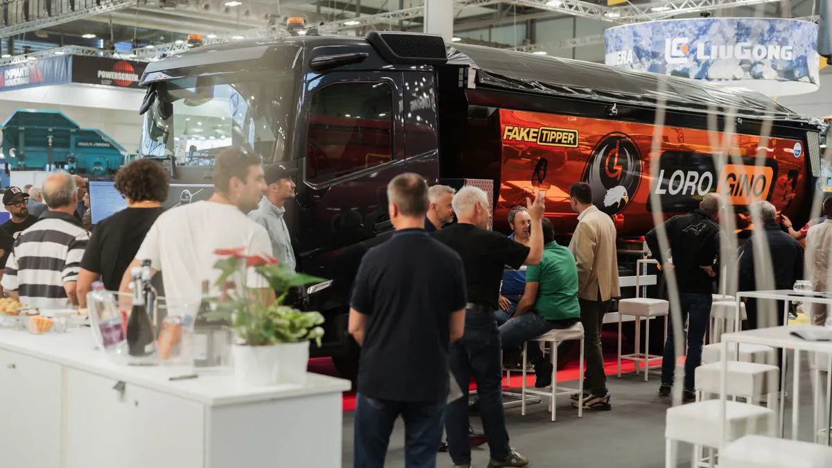 Stand Drago S.r.l. con ribaltabili e visitatori a SaMoTer 2026, Veronafiere